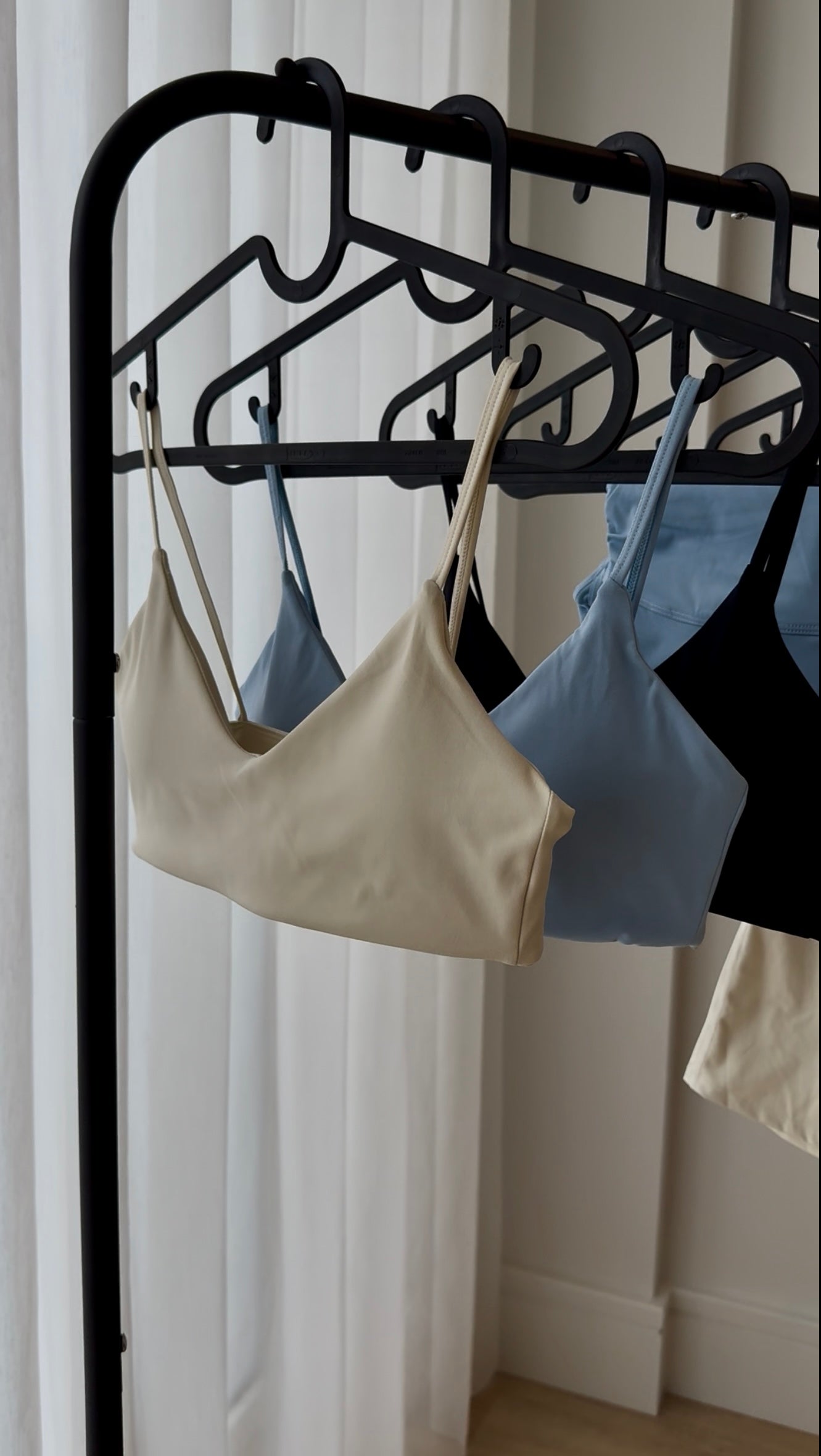 KIARI BLACK CROP